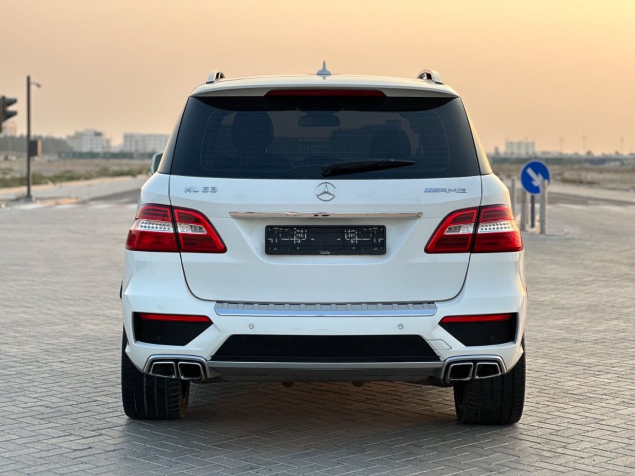 مرسيدس بنز ML 63 AMG موديل 2015 حاله ممتازه صبغ وكاله بالكامل فل مواصفات بانوراما وردار