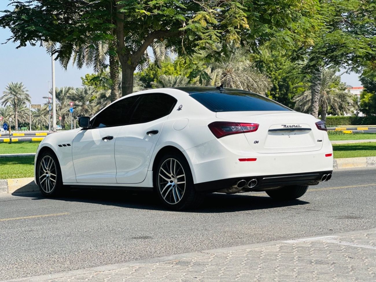 مازيراتي جيبلي S Q4 3.0L (410 HP) MASERATI GHIBLI S Q4 MODEL 2015 GCC SPACE