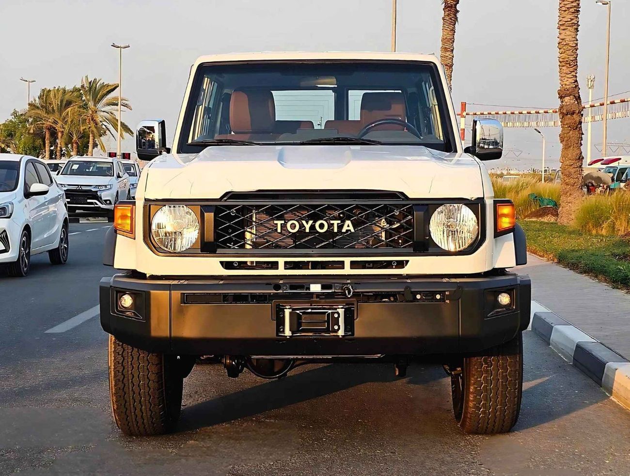 تويوتا لاند كروزر 70 LC71 / 3 DOOR / 4.0L PETROL / DIFF LOCK / WOOD STEERING / 4WD (CODE # 65064)