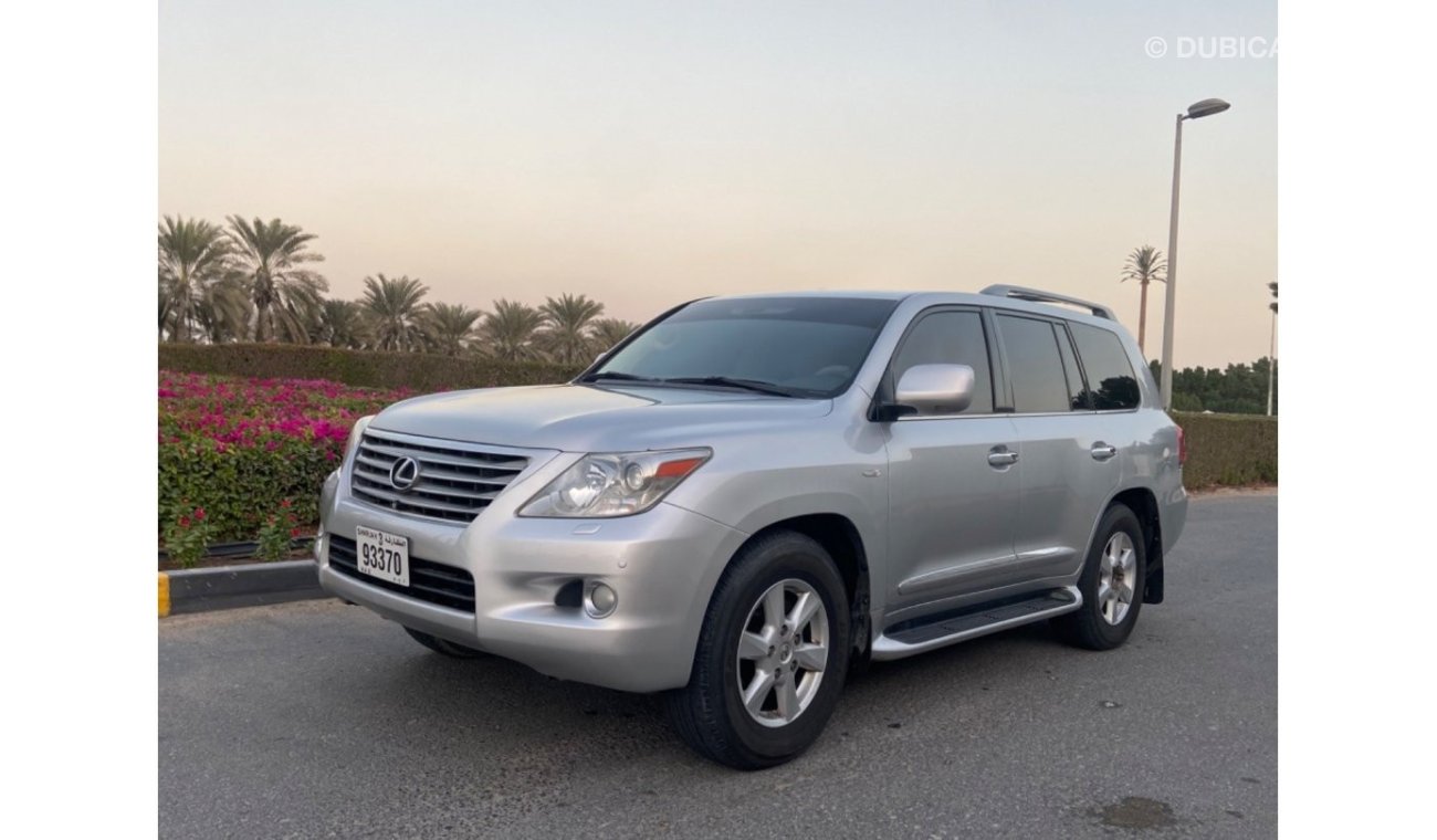 Lexus LX 570 exus LX 570 model 2011  G cc full options accident free original pant very very good condition clean