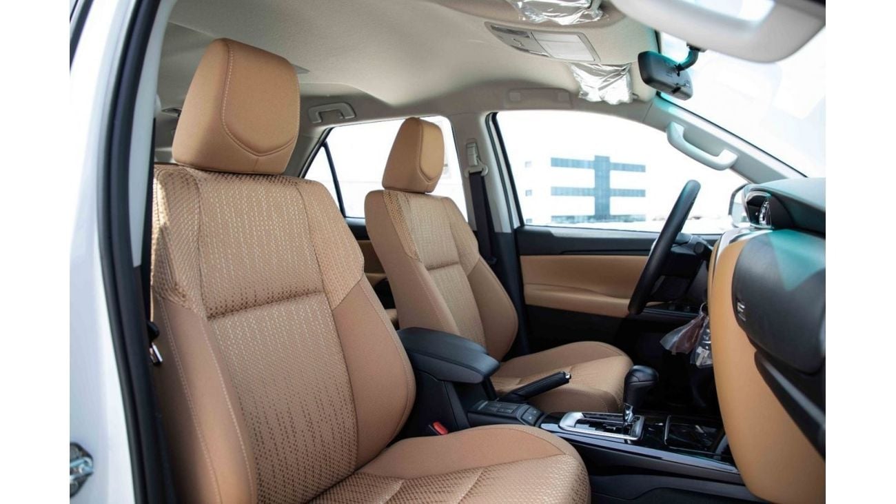 تويوتا فورتونر تويوتا فورتشنر 2024 4X4 2.4 Low - ابيض بلاتيني لؤلؤي من الداخل شامواه