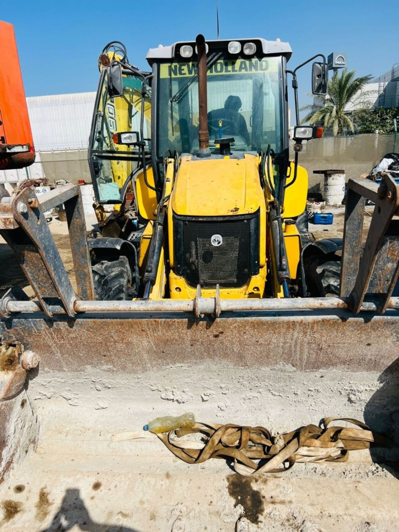 New Holland B90B Gcc space