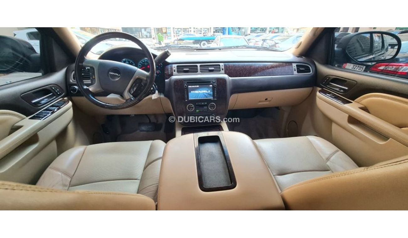 GMC Yukon GMC YUKON DENALI  2012 GCC  .  FULL OPTION.  SERVICE HISTORY  . ACCIDENT FREE  .. ORIGINAL PAINT  .