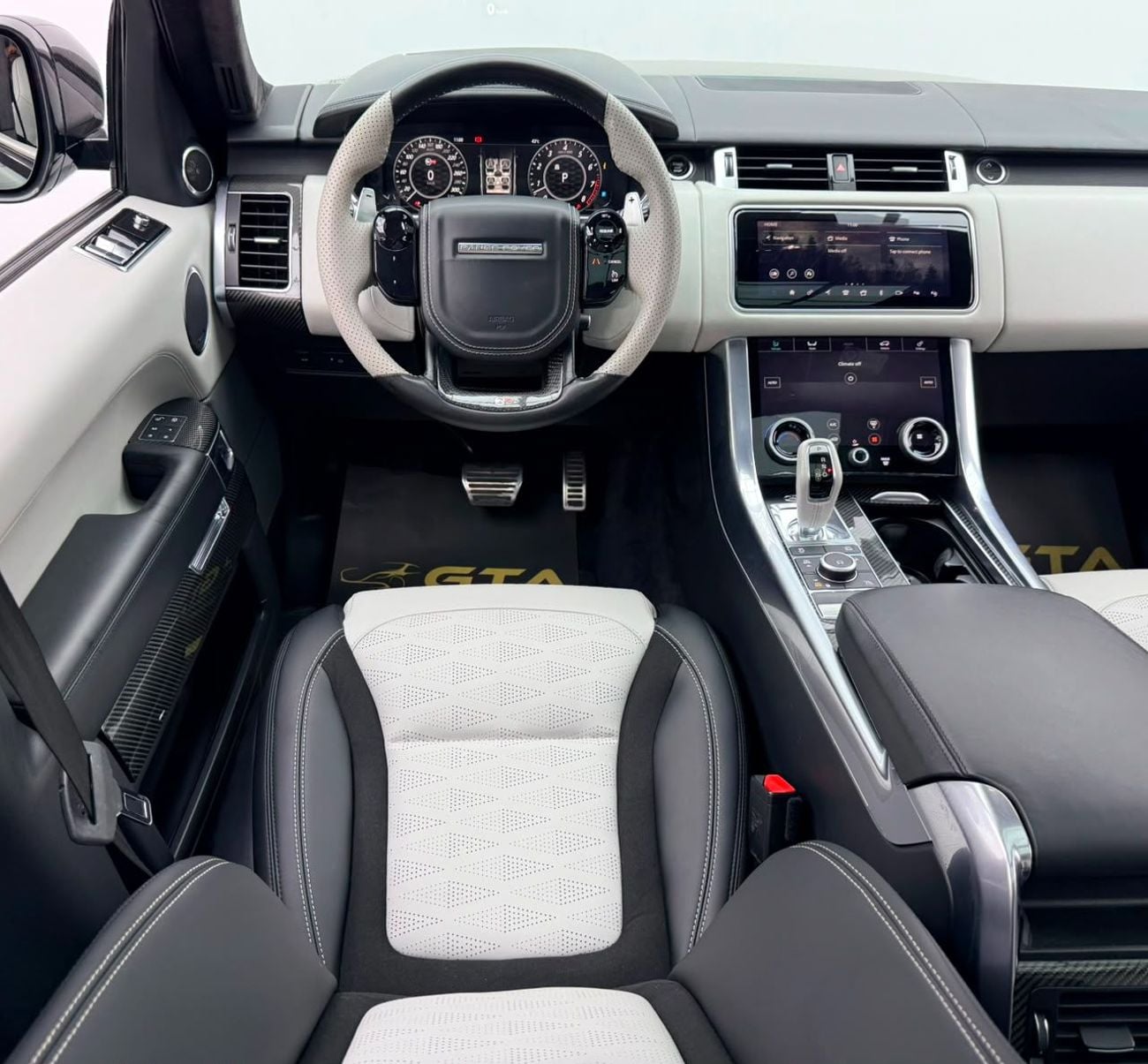 Land Rover Range Rover Sport SVR 2018 Range Rover Sport , Carbon Fiber Package, Fully Loaded, Excellent Condition, GCC