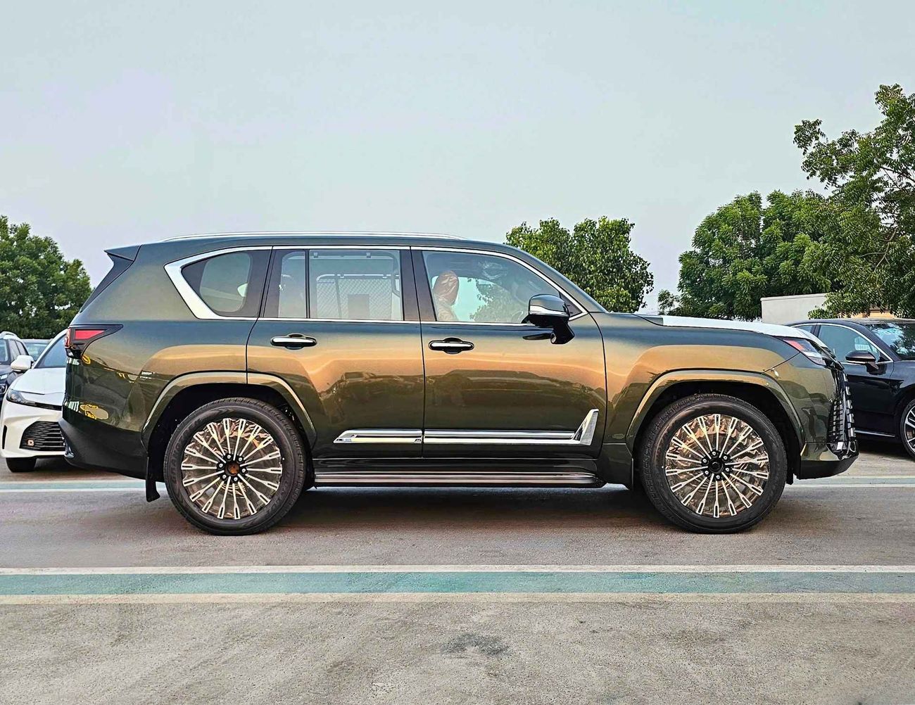 Lexus LX 700h HYBRID/ VIP SEATS FULL OPTION/ PETROL AT 3.5L V6 4WD/CODE#LX7HV