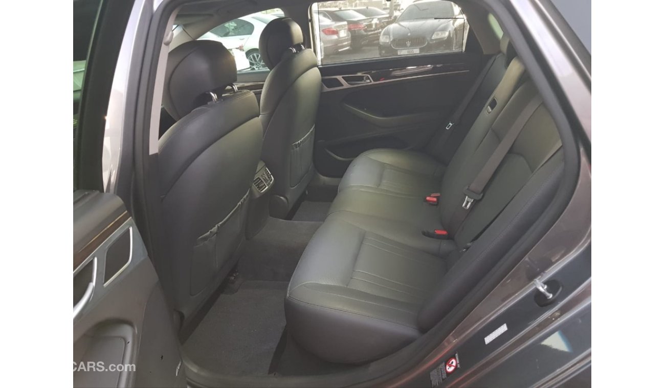 هيونداي جينيسس جينسس موديل 2015 السياره حاله ممتازه من الداخل والخارج فل اوبشن  بانوراما كاميرا خلفيه كراسي جلد تحك