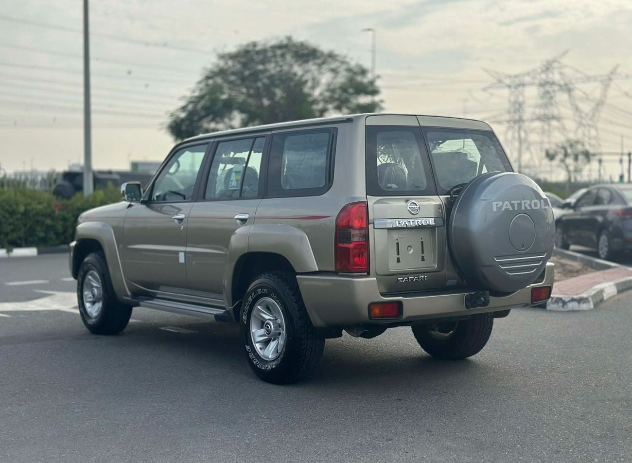 Nissan Patrol Safari GL 4.8L M/T (7 Seater)