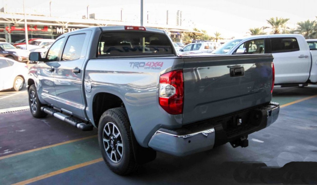 Toyota Tundra Crewmax SR5 2018, 5.7L V8, 0km