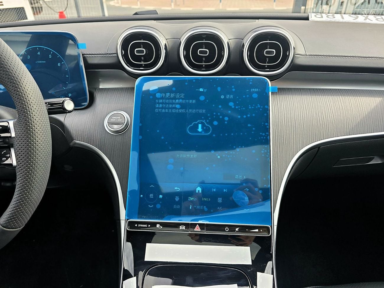 Mercedes-Benz C 200 Mercedes-Benz C200L 1.5L with cold and heat seats white color 2025 Model