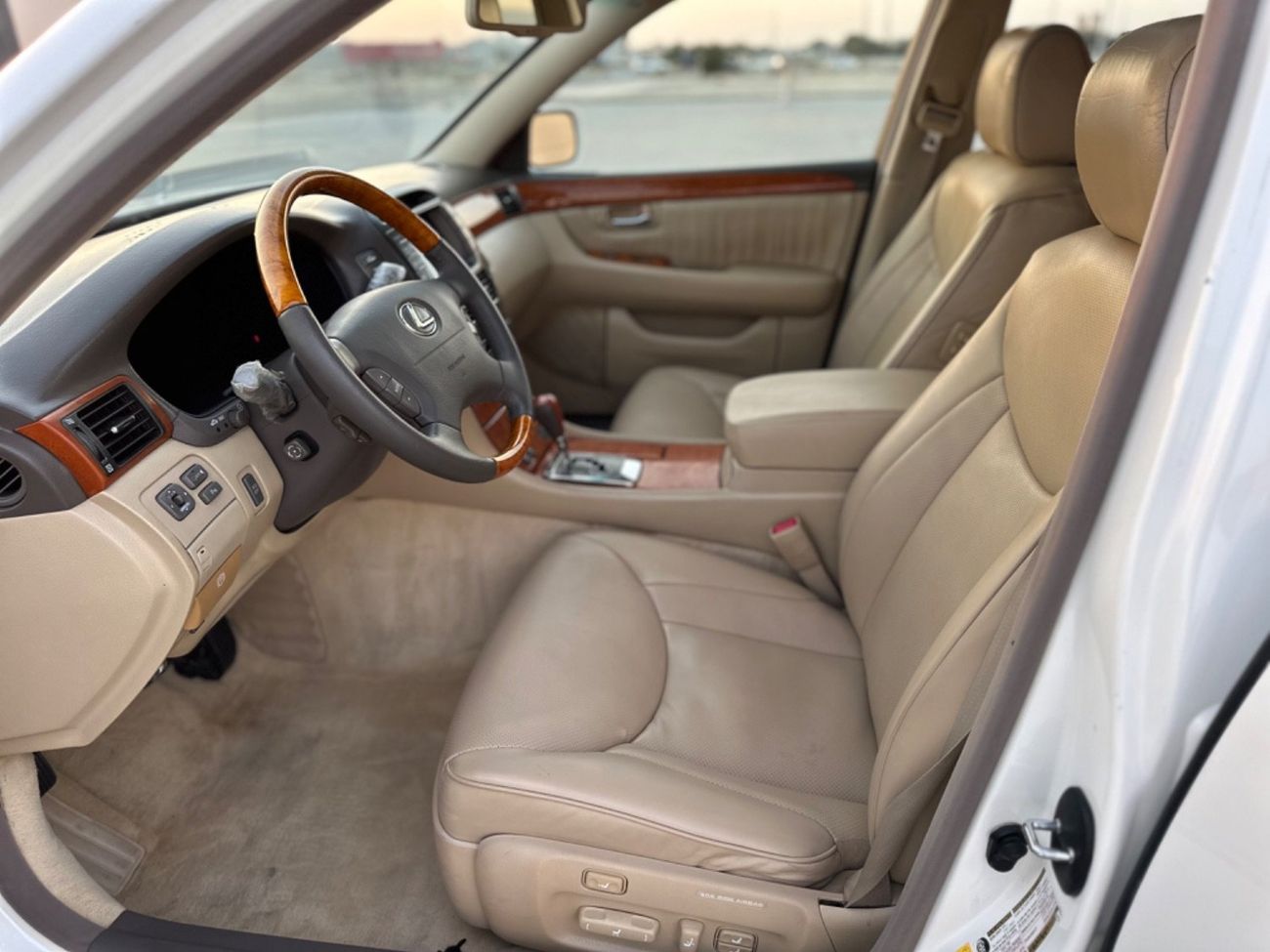 لكزس LS 430 موديل 2004 حاله ممتازه من الداخل والخارج فتحه وجلد ومثبت سرعه وتحكم كهربي كانل ونظام صوت ممتاز وكامي