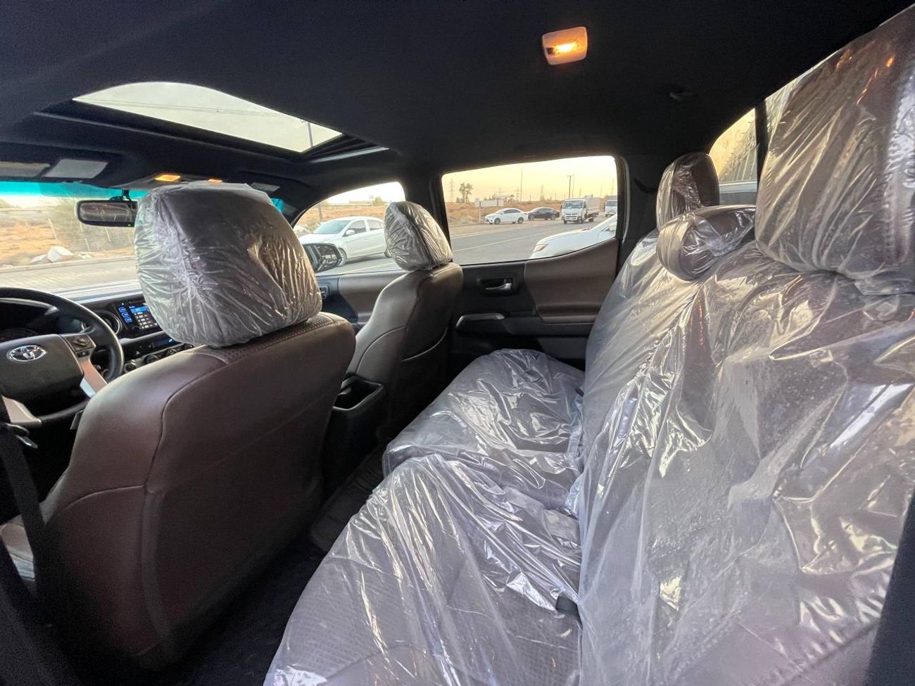 تويوتا تاكوما طقم TRD / محرك V6 سعة 3.5 لتر / دفع رباعي / فتحة سقف / شاشة كبيرة / نظام مراقبة النقاط العمياء / بحا