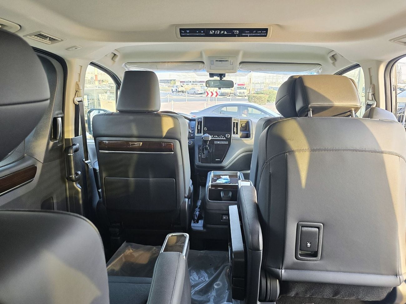 Toyota Granvia Premium 2.8l Toyota Granvia Premium 2.8l Diesel A/T RWD 6 Seats Black color 2025 Model