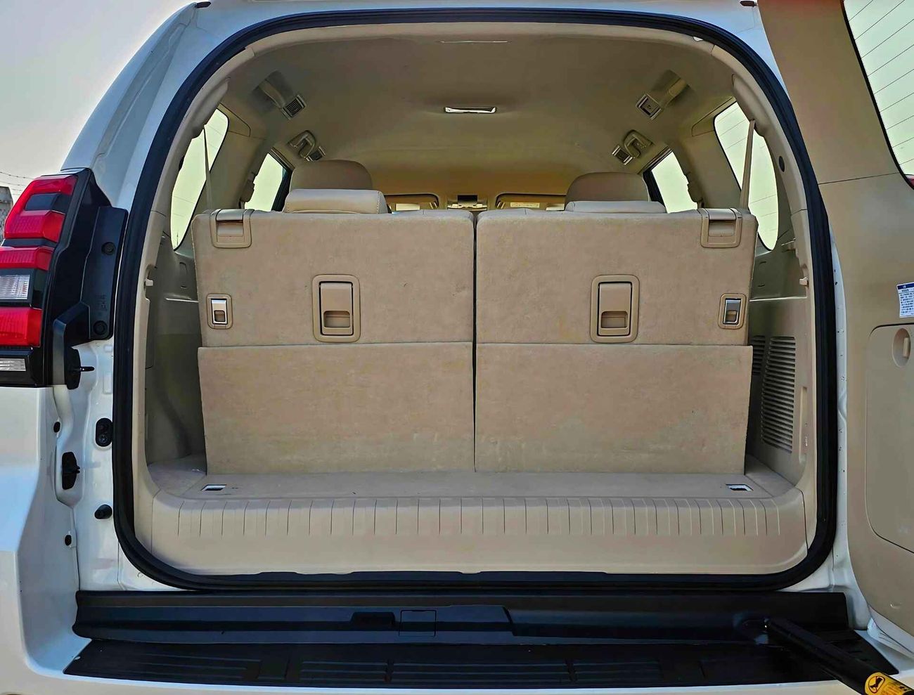 تويوتا برادو GXR V6/ LOW MILEAGE/  LEATHER/ DVD CAMERA/  SPARE UP/ 1670 MONTHLY / LOT# 84633