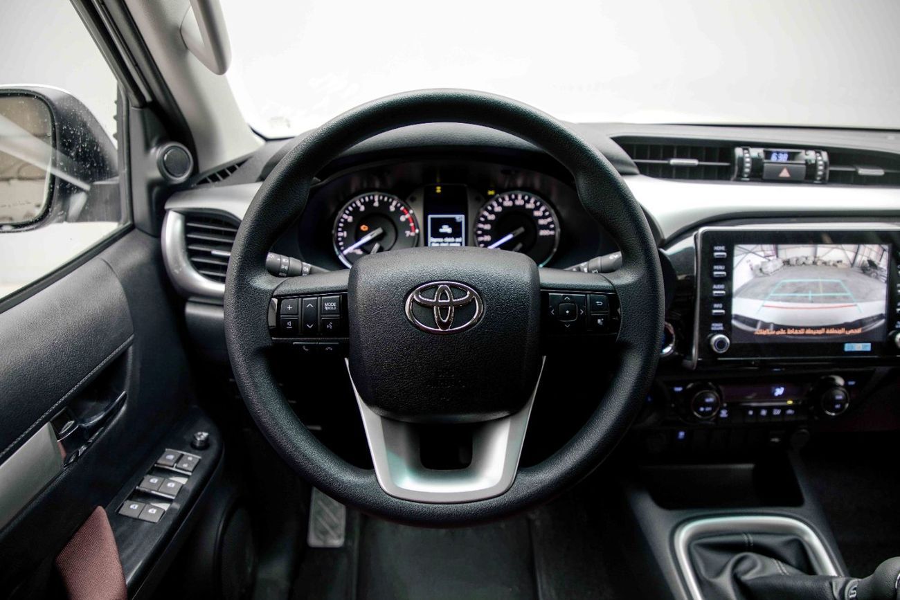 تويوتا هيلوكس 2.7L - Super White Inside Red | Export Only