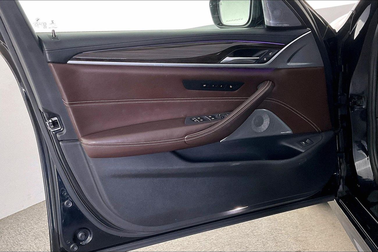 بي أم دبليو 530i Luxury + M Sport Package | شامل الضمان | 0 ﺪﻔﻋﺓ ﺃﻮﻟﻯ