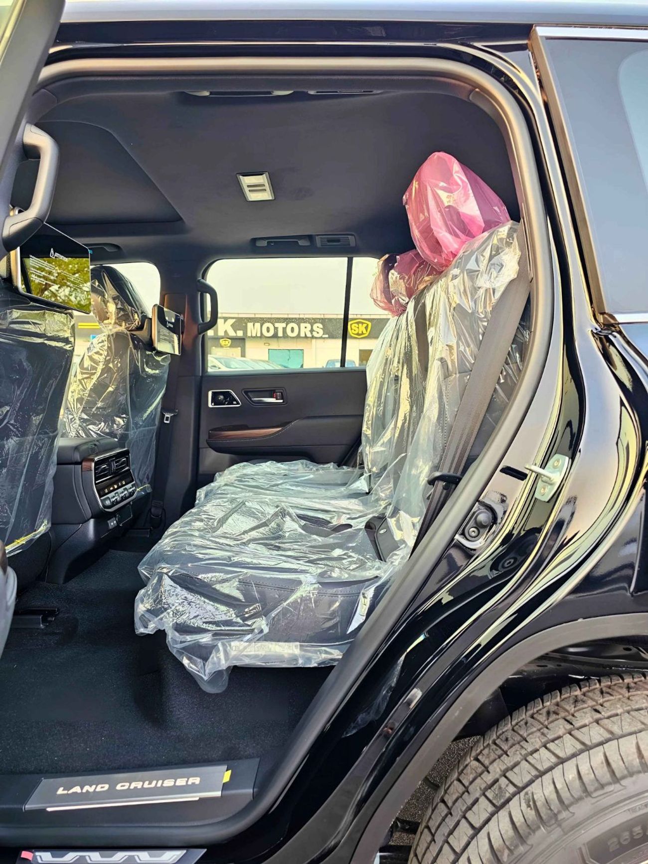 تويوتا لاند كروزر VX LC300/4.0L PETROL/RADAR/MEMORY SEATS/BIG DVD/JBL SPEAKERS/SUNROOF/FULL OPTION (CODE#LC4VXH)