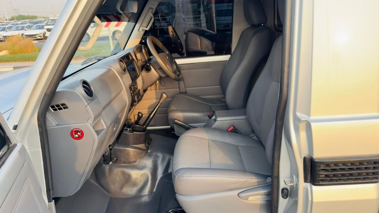 Toyota Land Cruiser Pick Up MANUAL TRANSMISSION | 4WD | SINGLE CAB | 4.5L DIESEL ENGINE | BULL BAR WITH FOCUSED LED LIGHTS