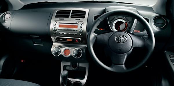Toyota IST interior - Cockpit