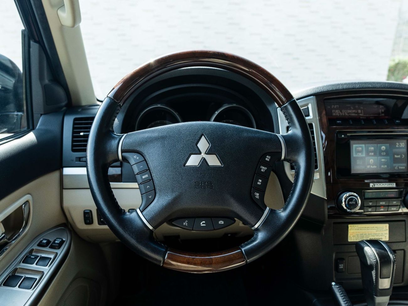 Mitsubishi Pajero AED 1,415 PM • PAJERO 3.8L V6 GLS TOP • GOLD EMBLEM PACKAGE • ONLY 58,000 KMS • PRISTINE CONDITION