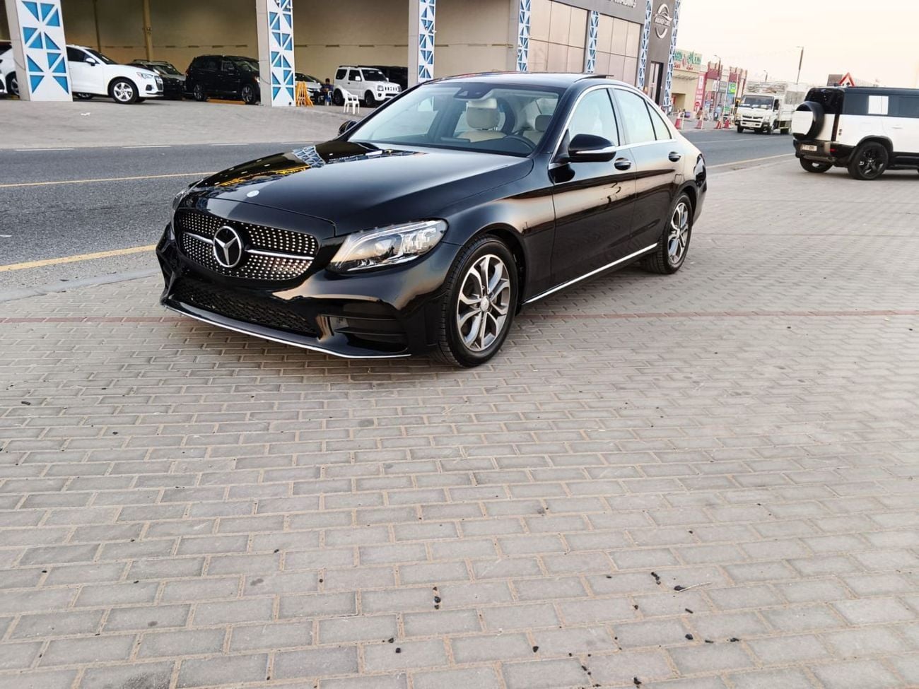 مرسيدس بنز C 300 قمة الأناقة! مرسيدس بنز C 300 موديل 2017 | حالة نظيفة جداً | 170,000 كم – رفاهية بسعر لا يُنافس!