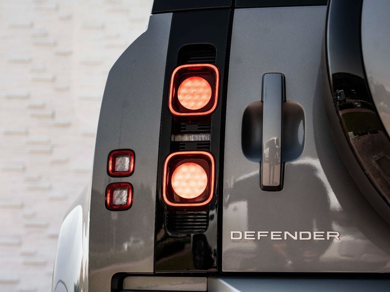 Land Rover Defender P300 110 SE 2.0L (5 Seater)