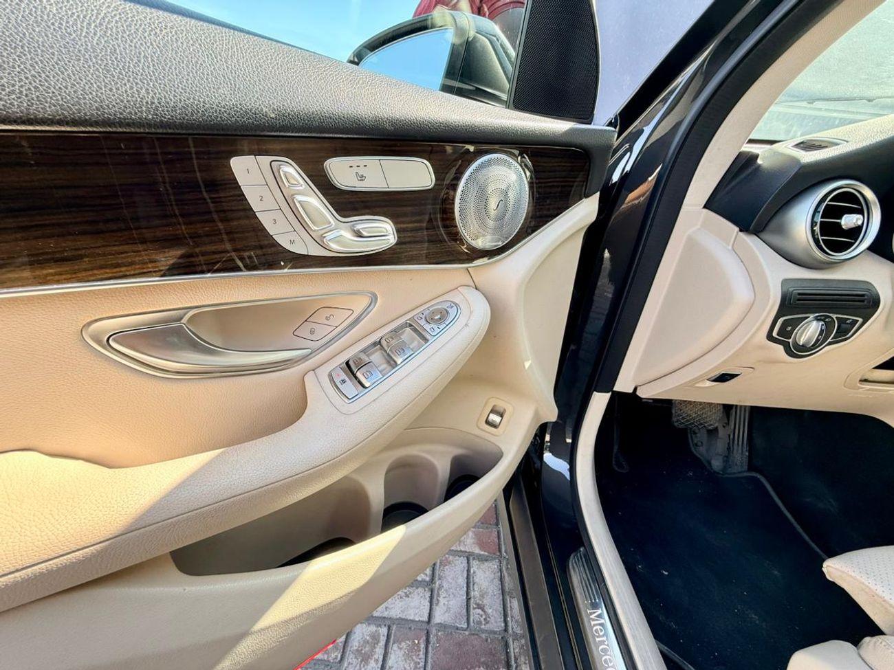 مرسيدس بنز GLC 300 2020 Mercedes benz GLC C300 4matic 4x4 full option Panoramic roof. 360 cameras. Auto parking etc