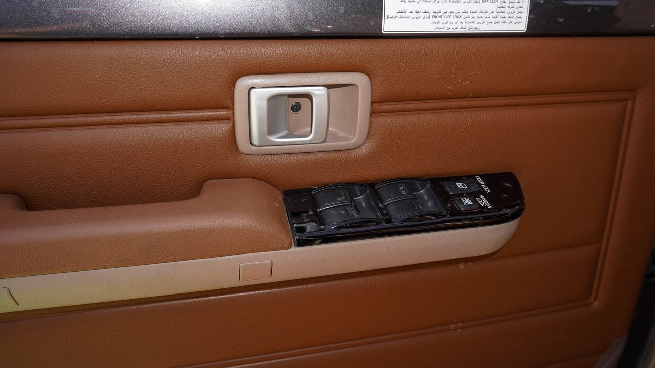 تويوتا لاند كروزر بيك آب LX 4.0L V6 A/T