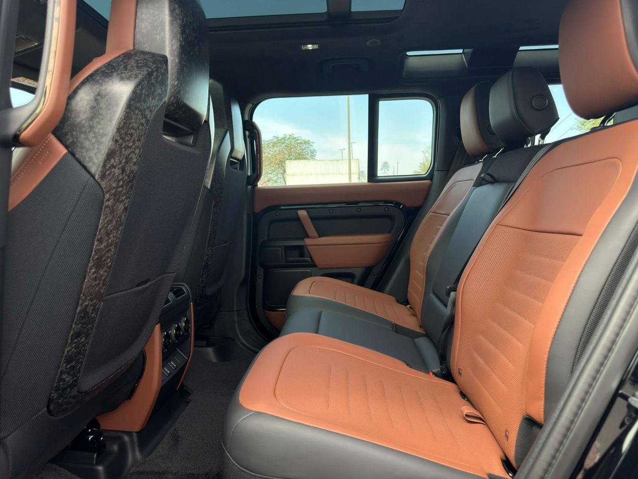 لاند روفر ديفندر GCC SPEC UNDER WARRANTY AND SERVICE