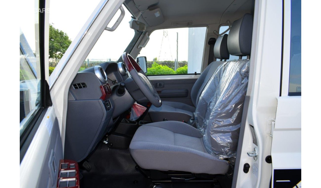 Toyota Land Cruiser Pick Up 79 Double Cabin V8 4.5L Diesel MT Limited -