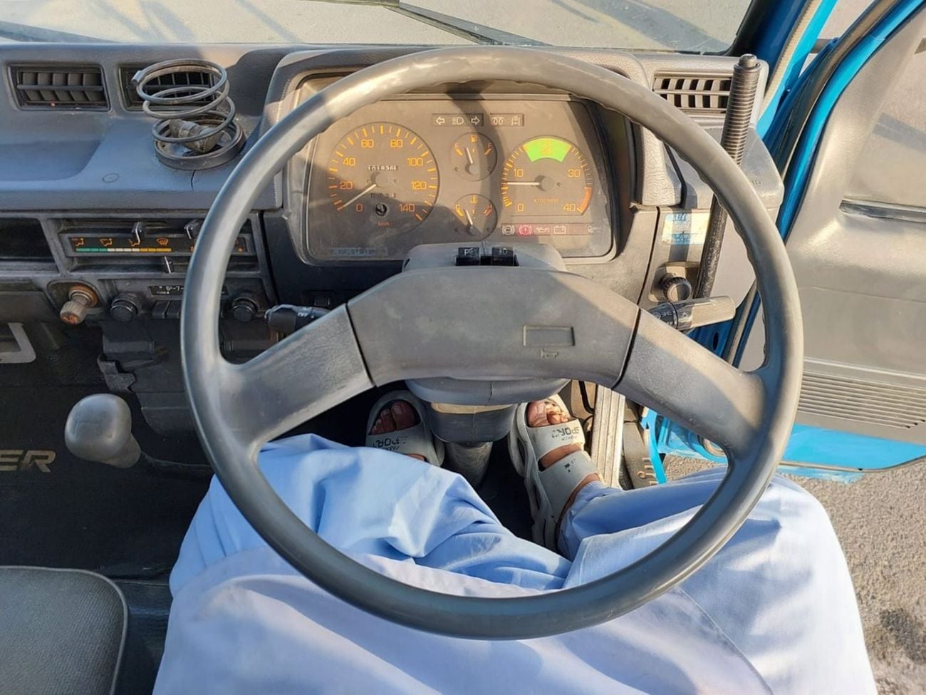 Mitsubishi Fuso Canter (RAMADAN OFFER) MITSUBISHI CANTER TRUCK RHD 1988 MODEL 8.4 L DIESEL MANUAL(PM427337)