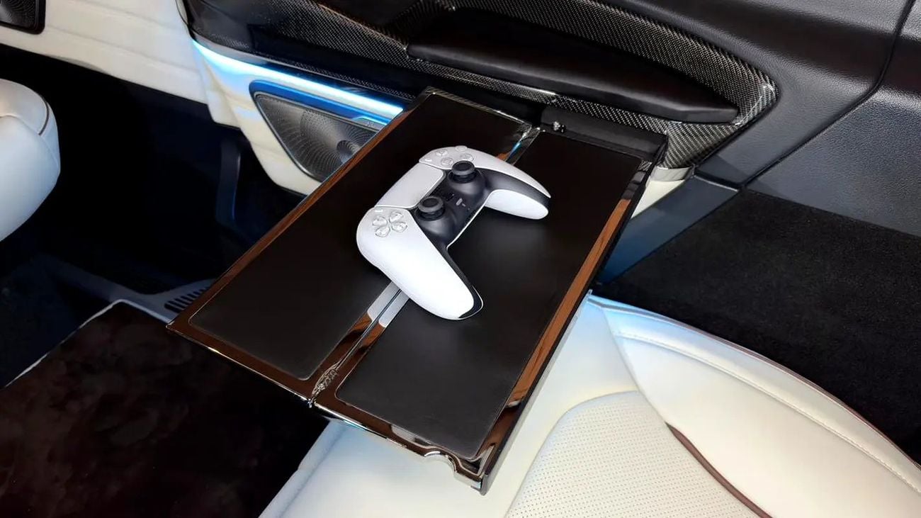 مرسيدس بنز V 300 ARRIVAL MODEL VIP MERCEDES GCC V300 with ADDITIONAL REAR AC - 2 Years Warranty by VLINE