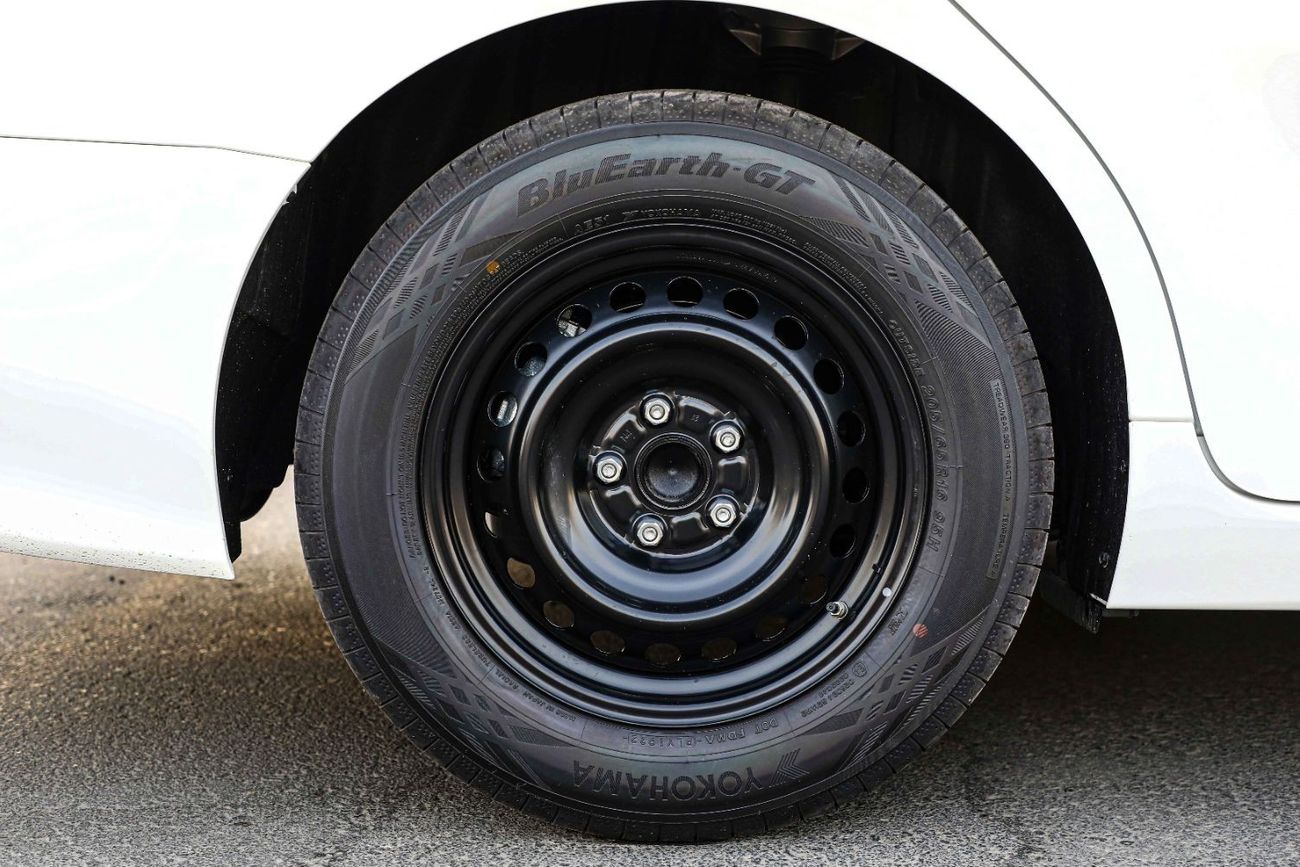 تويوتا كامري تويوتا كامري 2023 2.5 LE - أبيض بلاتيني لؤلؤي من الداخل بيج