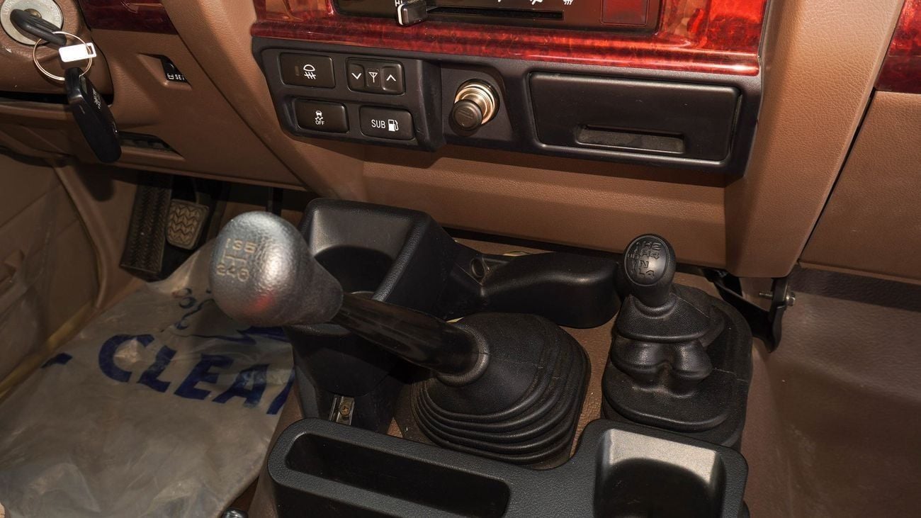 تويوتا لاند كروزر بيك آب 4.0L V6 M/T