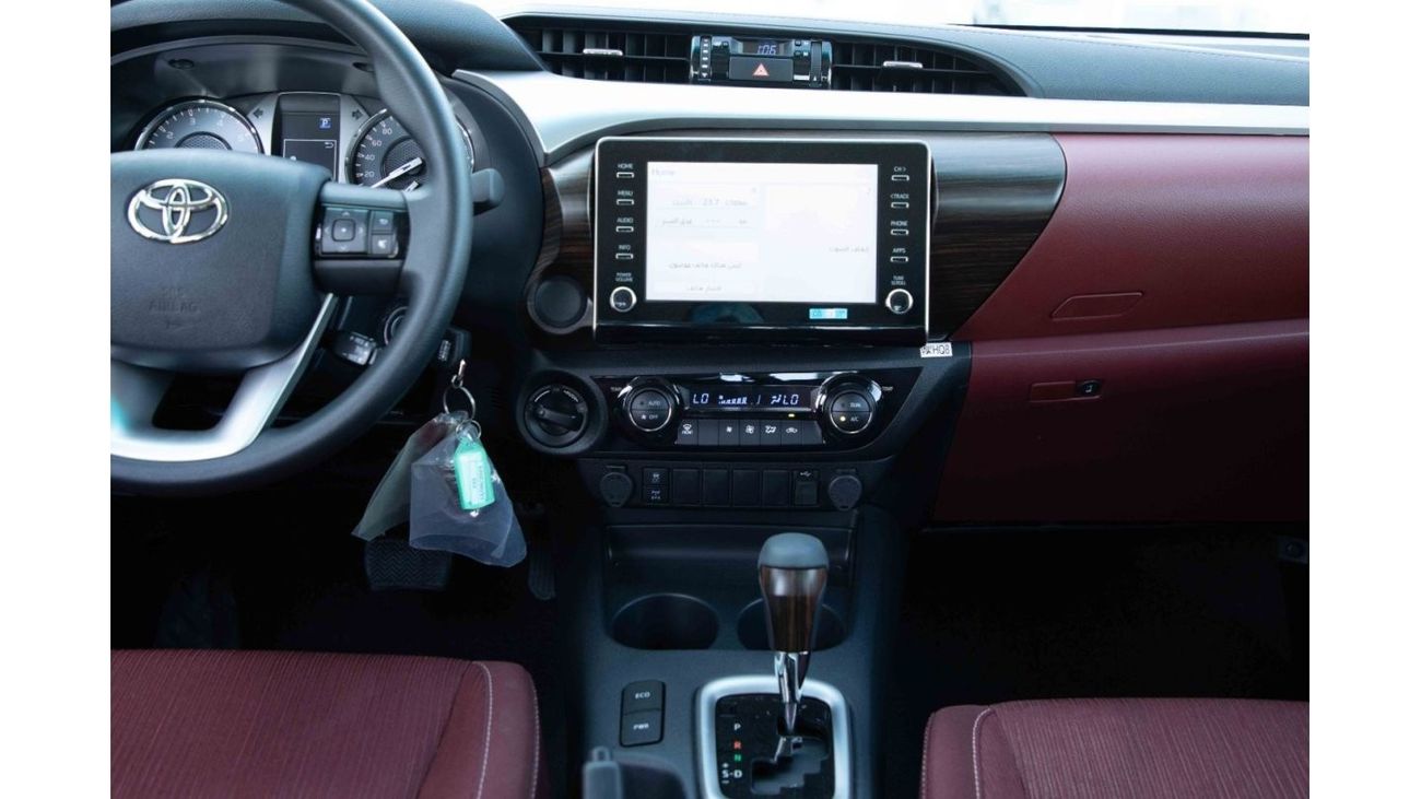 Toyota Hilux 2023 Toyota Hilux 4x4 DC 2.4 HI - Pearl White inside Maroon