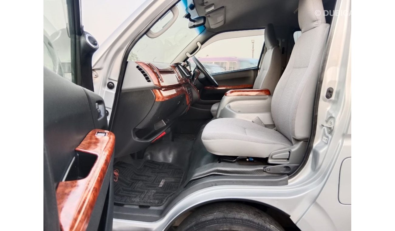 Toyota Hiace TOYOTA HIACE VAN RIGHT HAND DRIVE (PM1518)