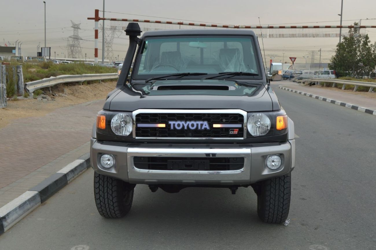 Toyota Land Cruiser Pick Up single cube 4.5 L, perfect inside and outside