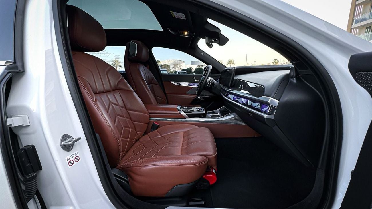 BMW 740i GCC UNER WARRANTY AND SERVICE CONTRACT !