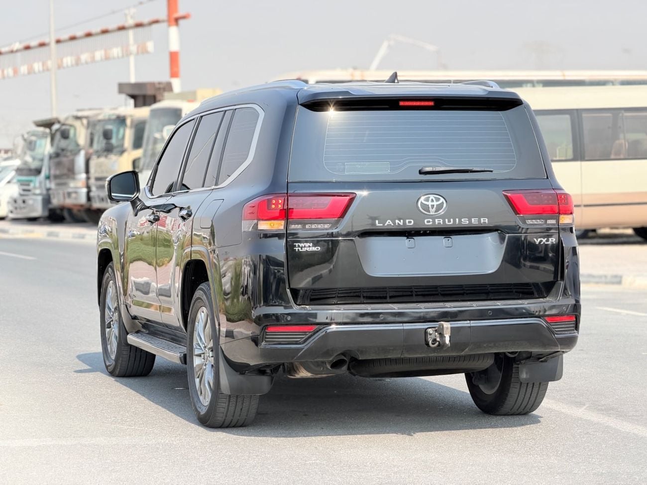 تويوتا لاند كروزر VXR تويوتا لاندكروزر LC300 SUV، محرك بنزين ثنائي التوربو سعة 3.5 لتر، 7 مقاعد، 5 أبواب، لون خارجي أسود، 