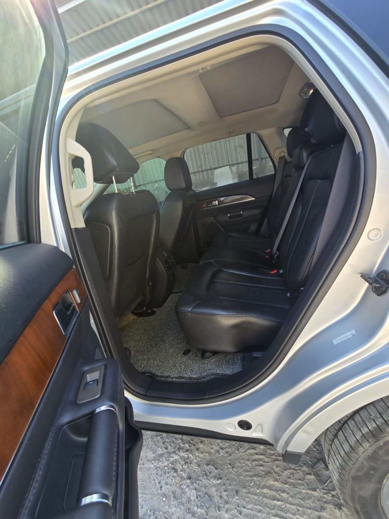 Lincoln MKX 2013 Lincoln MKX – Luxury midsize SUV in excellent condition. Powered by a strong 3.7L V6 engine wit