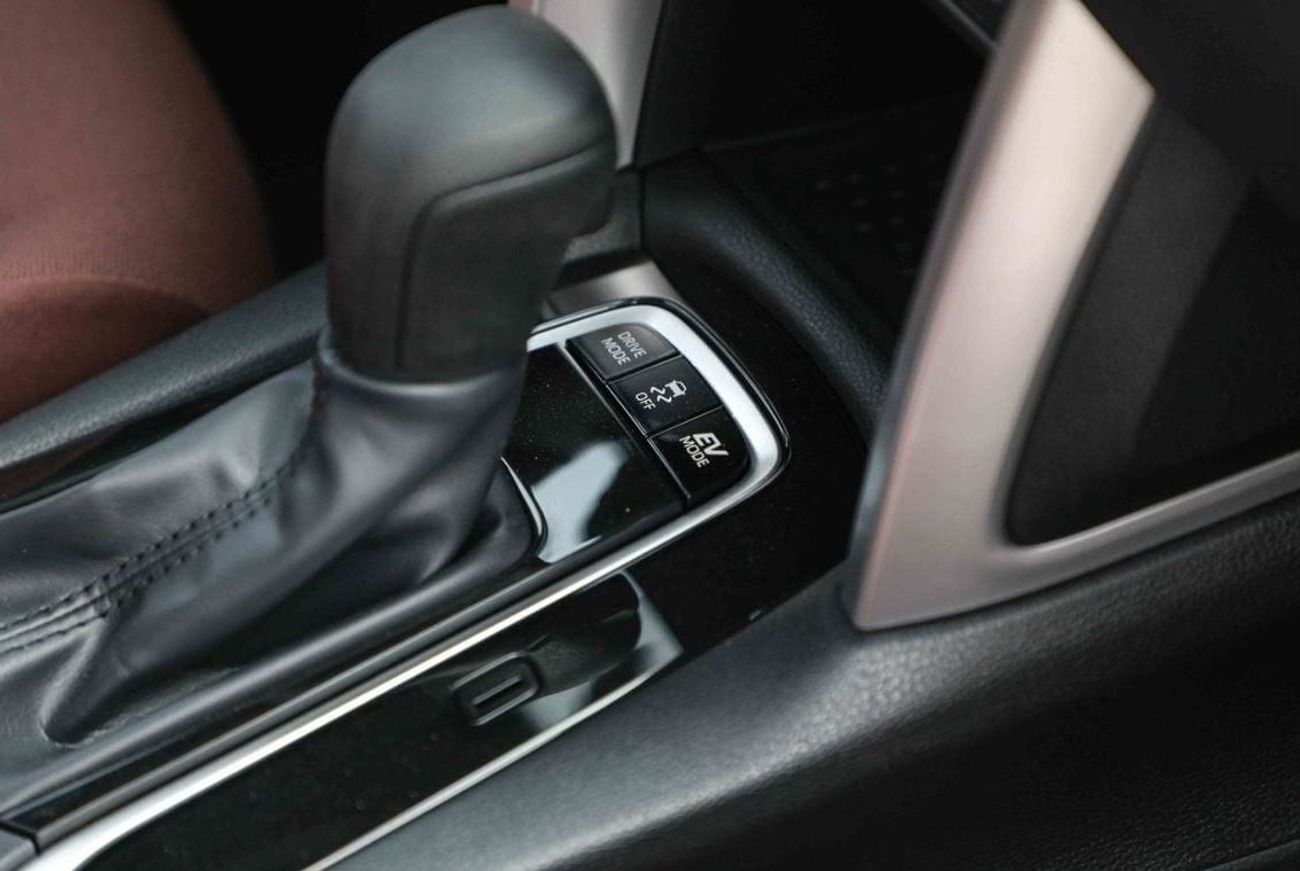 تويوتا كورولا كروس 2025 TOYOTA COROLLA CROSS MID 1.8 Hybrid - PLATINUM WHITE PEARL inside RED | Export Only