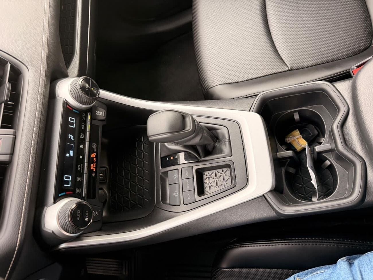 Toyota RAV4 XLE 2.5L push start 2024