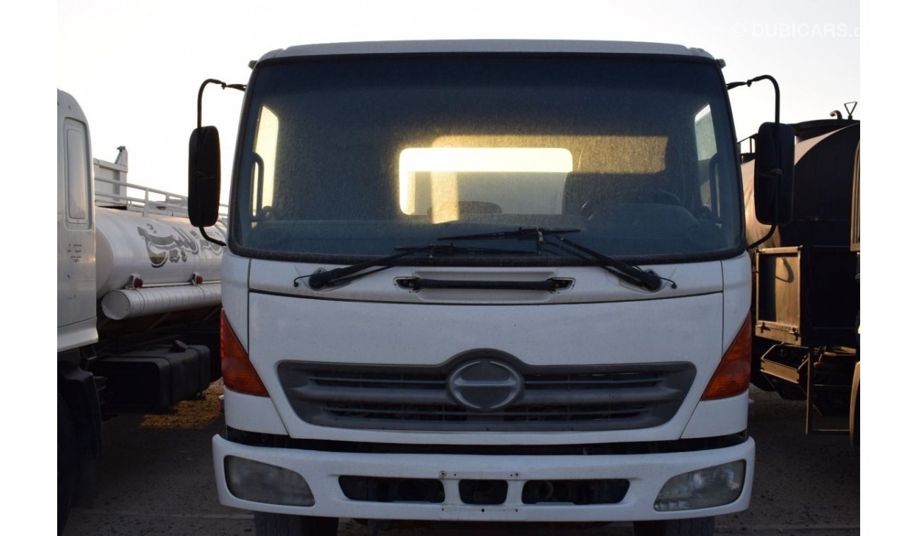 هينو 500 Hino Truck with 2200 gallon Water tanker, Model:2005. Excellent condition