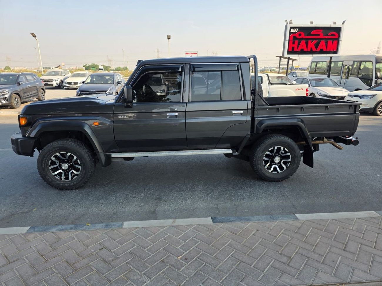 تويوتا لاند كروزر بيك آب diesel 4.5 liter ,right hand ,drive 2017 model ,shape 2024 ,only for export available