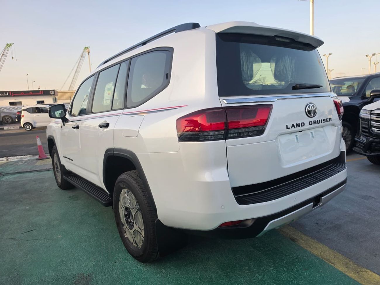 تويوتا لاند كروزر GR SPORT Toyota Land Cruiser LC300 GR Hybrid 2026 – فل أوبشن | أبيض خارجي | داخلية أحمر وأسود