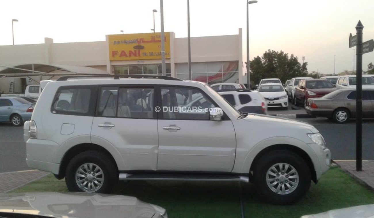 ميتسوبيشي باجيرو 2013 ابيض  خليجى بحالة ممتاذة ماشى قليل