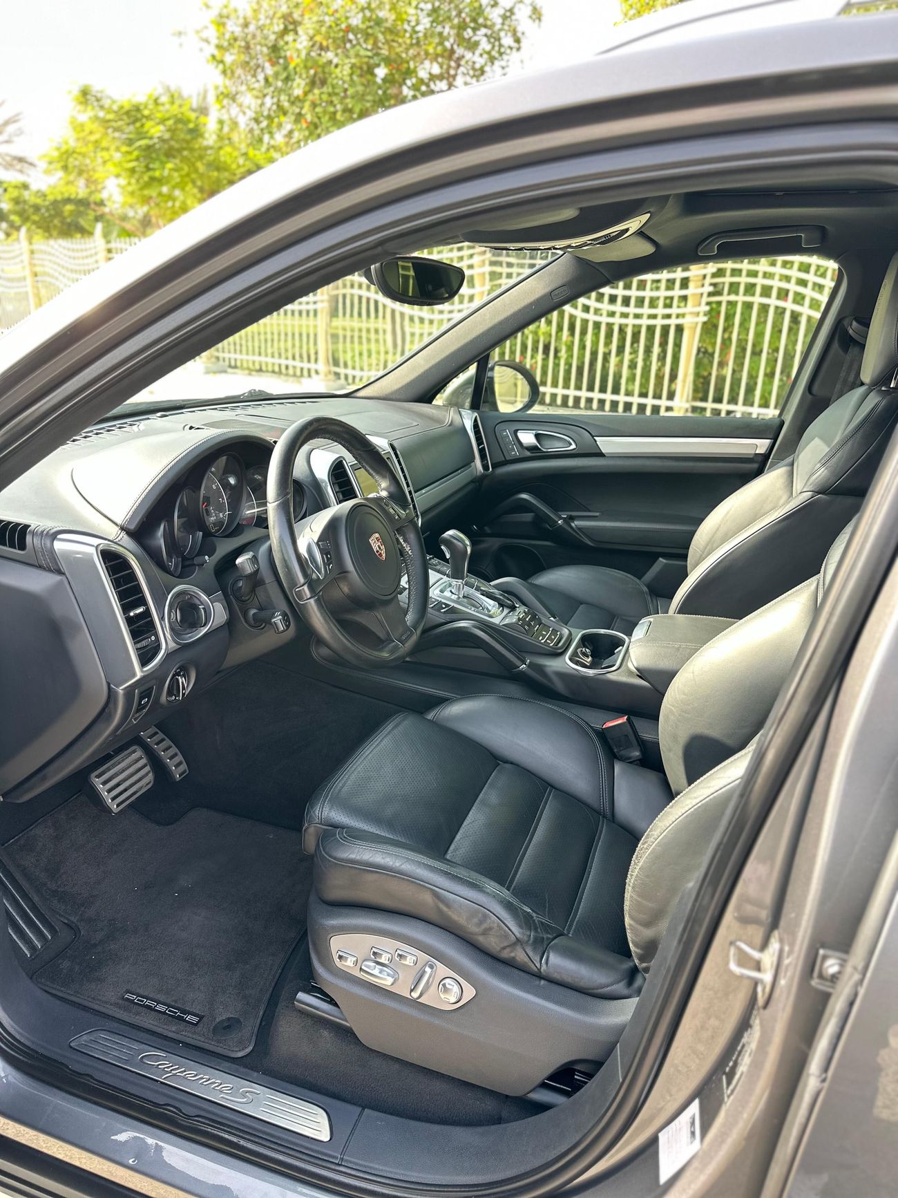 Porsche Cayenne S V8 4.8 Liters (400 HP) - Full Service - Full Options - Very Clean