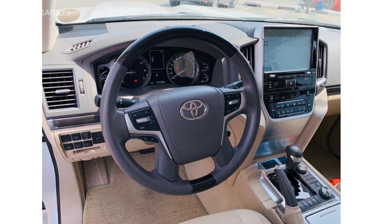 Toyota Land Cruiser GXR V8 5.7