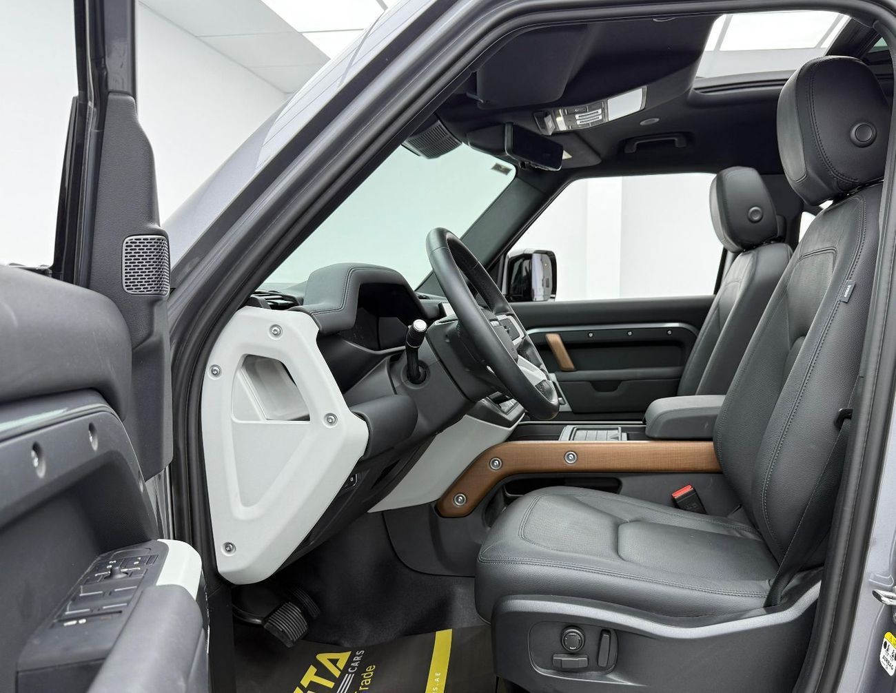 Land Rover Defender 2024 Land Rover Defender 110 SE P300, 2028 LR Warranty + Service Pack, Low Km, GCC