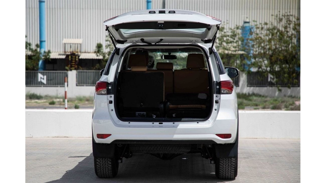 تويوتا فورتونر تويوتا فورتشنر 2024 4X4 2.4 Low - ابيض بلاتيني لؤلؤي من الداخل شامواه