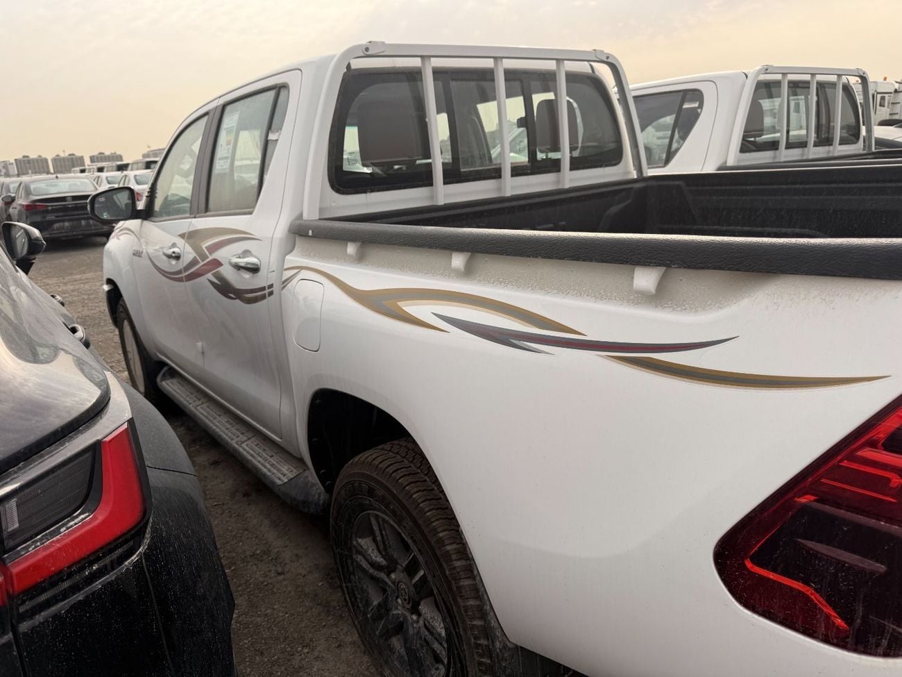 تويوتا هيلوكس 2.7L - Super White Inside Red